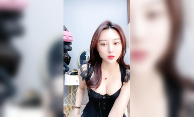 腿模網紅女神！超性感！網襪高跟鞋腿玩年，脫下豹紋內褲，按摩器懟著騷穴震動，掰穴塞入爽翻