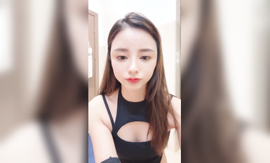 精品推薦！極品尤物顏值女神！干凈白虎美穴，頂級美腿一字馬，震動棒深插嫩穴，跪在地上被大屌後入