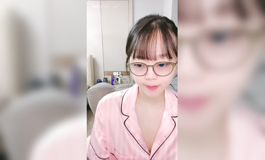 清純系眼鏡妹套裝！白嫩大屁股臀搖！鏡頭前揉搓小穴，手指拍打扣入，呻吟嬌喘水聲嘩嘩