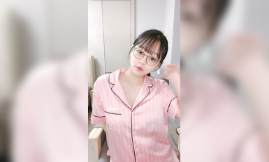 清純系眼鏡妹套裝！白嫩大屁股臀搖！鏡頭前揉搓小穴，手指拍打扣入，呻吟嬌喘水聲嘩嘩