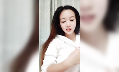 清純學妹露臉顏值高身材好，大秀直播實錄，很有情趣小乳夾帶奶頭性感又漂亮，粉嫩逼逼自己摳水多濕滑真騷啊