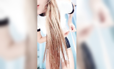 顏值區綠波女神初次下海，好不容易捕捉到了，膚白貌美大長腿，打扮一下激情大秀，揉奶玩逼特寫互動撩騷刺激