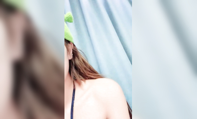 顏值區綠波女神初次下海，好不容易捕捉到了，膚白貌美大長腿，打扮一下激情大秀，揉奶玩逼特寫互動撩騷刺激