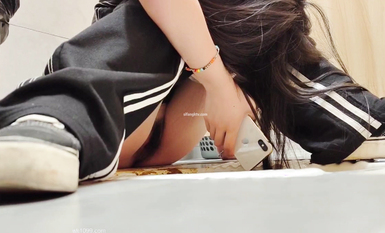 牛逼大神偷拍到靚妹醉倒在廁所里 坐在屎裡面 大神還去扣逼弄一手屎 逗死我了 超清4K原版