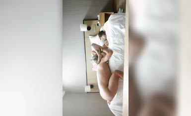 【無情的屌丶】肉感身材外圍騷女，一進來就推到，吸蛋舔屌展示口活，扛腿爆操打樁機