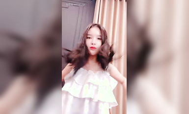 奶挺逼嫩人更美的小騷貨，全程露臉大秀直播，完美展示好身材，揉奶自慰逼逼特寫展示，粉里頭紅淫聲盪語不斷