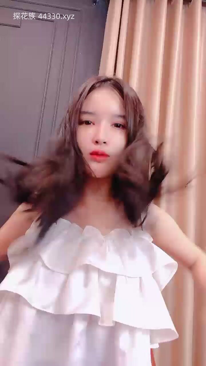 奶挺逼嫩人更美的小騷貨，全程露臉大秀直播，完美展示好身材，揉奶自慰逼逼特寫展示，粉里頭紅淫聲盪語不斷