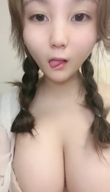 童顏大奶肥美鮑魚全程露臉激情大秀直播，互動撩騷揉奶玩逼，道具爆菊花淫聲盪語，摳的騷穴高潮迭起呻吟可射