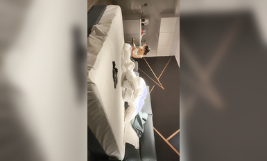 【瘦子探花夢幻館】新聊的良家騷熟女，黑絲撕襠扣穴，騎乘位大屁股猛砸，爆力輸出爽翻