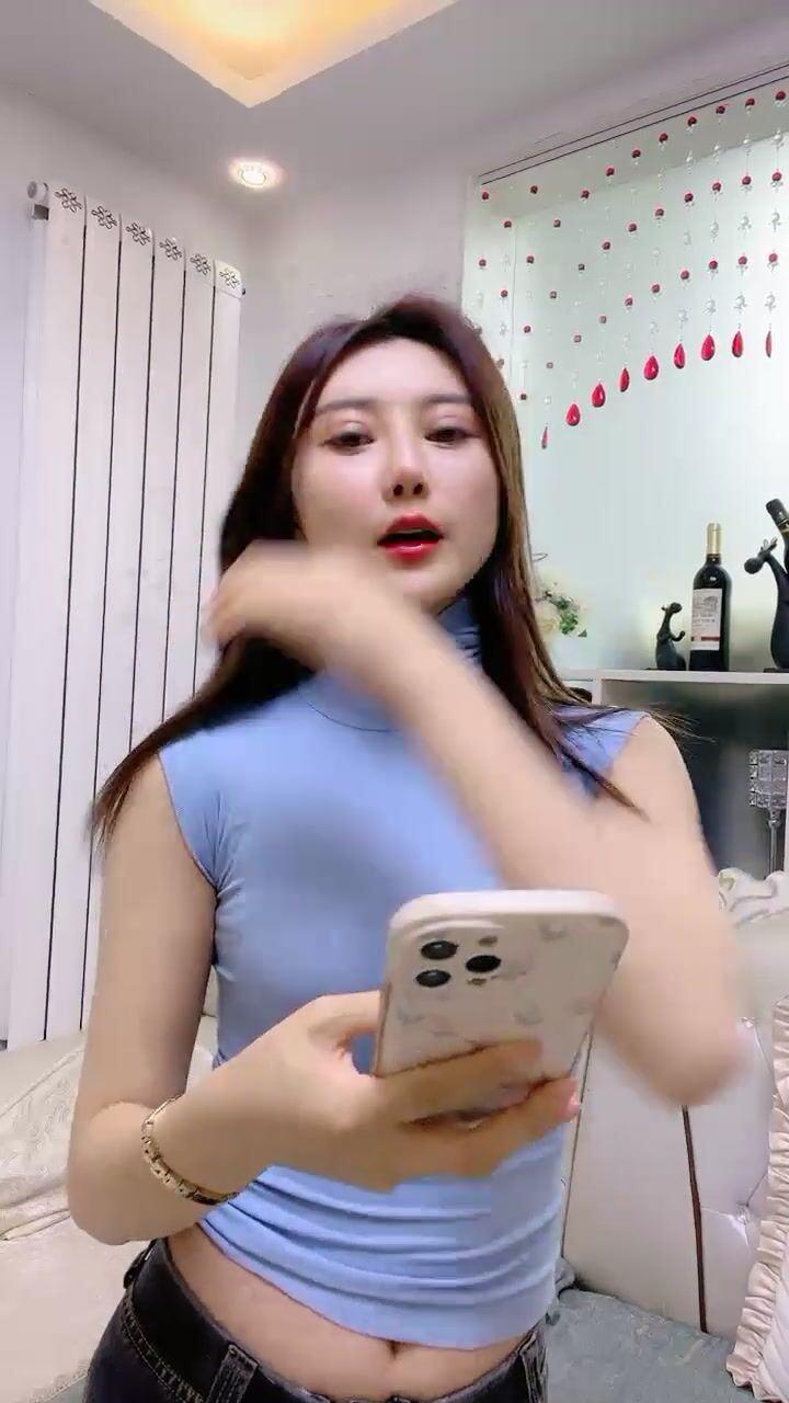 腿模網紅女神！超性感！牛仔褲高跟鞋，扭腰擺臀腿玩年，脫下內褲操我大屁股，按摩器震動呻吟