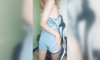 玉女掌門人露臉顏值不錯，睡衣黑絲誘惑，跟狼友互動撩騷，慢慢脫光逼逼里塞著跳蛋抽插特寫展示，精彩不斷