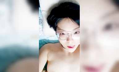 極品雪白嫩妹【QQ糖呀】全裸趴在床上全方展示 好看的要死 (4)