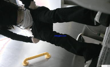 十月最新流出廁拍大神潛入 師范大學附近公共廁所正面全景偷拍青春靚麗學妹第十期-黑褲子眼鏡妹