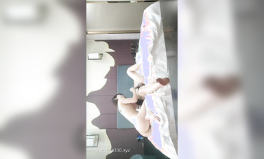 【無情的屌】，中途掉線，1金幣繼續第二炮，23歲極品四川美女，膚白貌美，身材相當極品完美