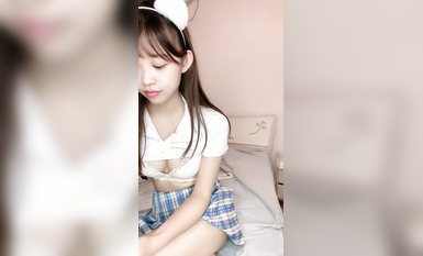 甜美鄰家小妹妹！嬌小身材全裸自慰！揉搓貧乳多毛小穴，翹起屁股拍打，浪叫呻吟很是誘惑