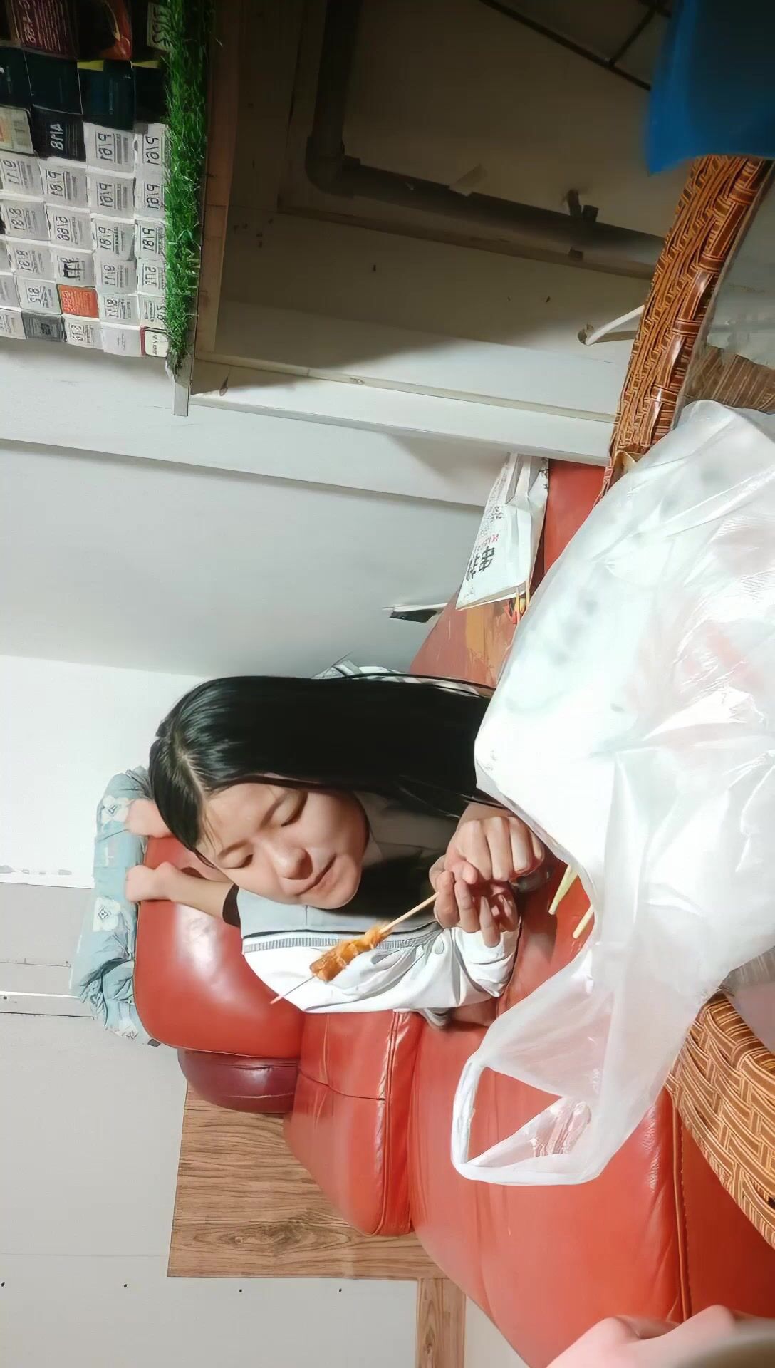 【大内密探008】，真实良家，啤酒配烤串，大学生女友相伴，近景抠穴啪啪，激情四射呻吟诱人