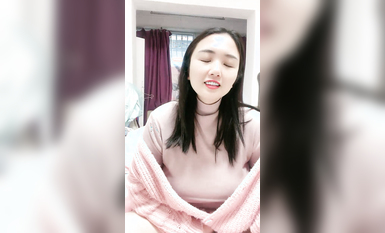 人妻御姐少妇美艳诱人，大奶子控制不住要从衣服里漏出来，礼物轰炸下脱光了诱惑狼友，揉骚奶子展示特写逼逼