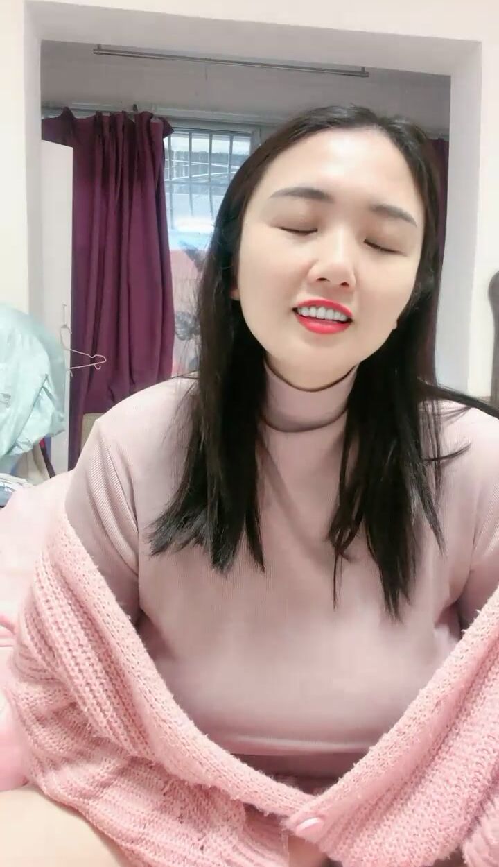 人妻御姐少妇美艳诱人，大奶子控制不住要从衣服里漏出来，礼物轰炸下脱光了诱惑狼友，揉骚奶子展示特写逼逼