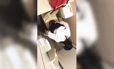 【偷拍精品】大神潜入学校女厕偷拍多位漂亮学妹的小嫩鲍 (3)