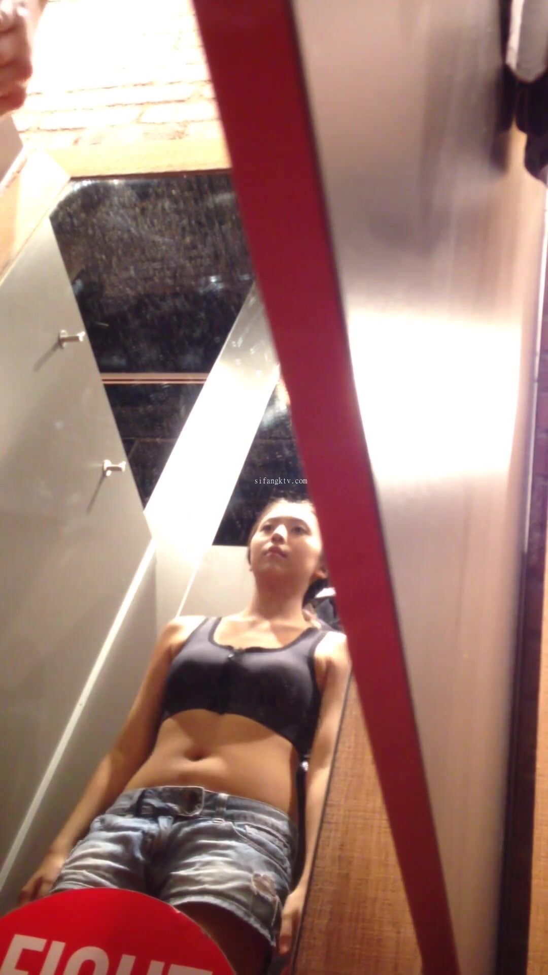 国内商场试衣间偷拍胖瘦都有好多漂亮嫩妹小姐姐翘挺美乳偷操一炮太爽了高清1080P原版(1)