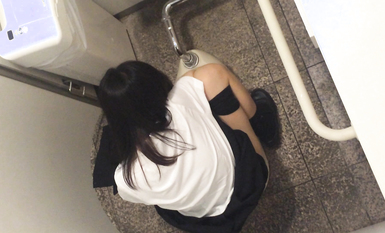 【偷拍精品】大神潜入学校女厕偷拍多位漂亮学妹的小嫩鲍 (4)