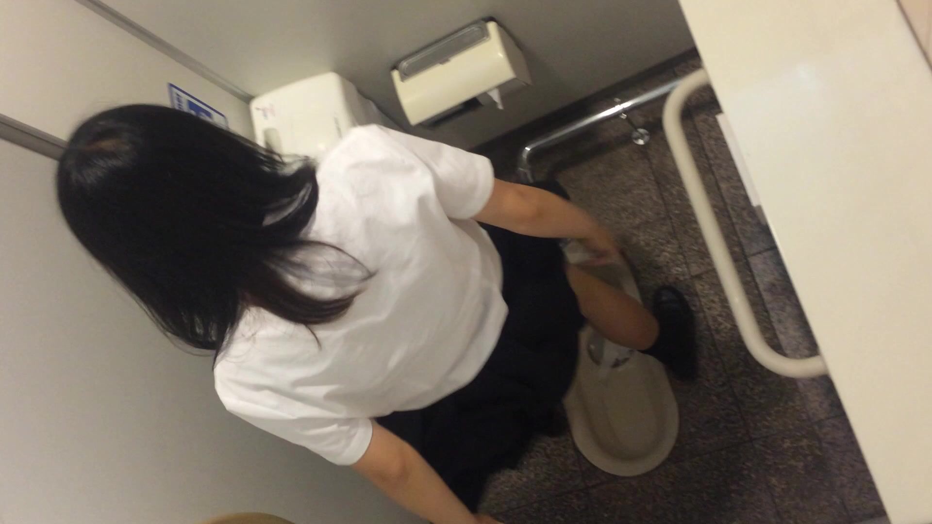 偷拍精品】大神潜入学校女厕偷拍多位漂亮学妹的小嫩鲍(4)