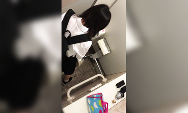 【偷拍精品】大神潜入学校女厕偷拍多位漂亮学妹的小嫩鲍 (1)