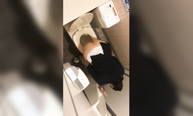 【偷拍精品】大神潜入学校女厕偷拍多位漂亮学妹的小嫩鲍 (7)