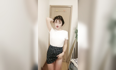 瑶瑶想喝奶露脸小骚逼带来的精彩大秀，真空装性感的骚穴在狼友的指挥下脱光，道具抽插跳蛋摩擦搞到高潮喷水