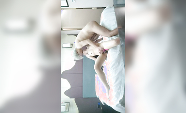 【无情的屌丶】紧接性感外围美女，拿出跳蛋震多毛骚穴，扭来扭去表情淫荡，骑乘位打桩机