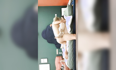 【无情的屌丶】白皙皮肤甜美外围，扒掉内裤舔逼，翘起肥臀后入，抱起来猛操骚穴