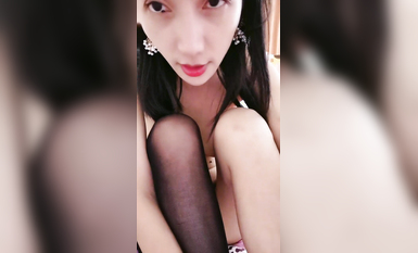 黑丝情趣露脸水妹床上掰着骚穴用棉签插尿道给狼友看，跳蛋塞逼里玩逼按摩棒刺激阴蒂，淫声荡语互动狼友真骚