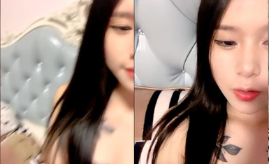 叶子纹身新人漂亮小姐姐！肉丝丁字裤自摸！拨开内裤揉搓小穴，洞口磨蹭双指插入，搞得小穴湿湿