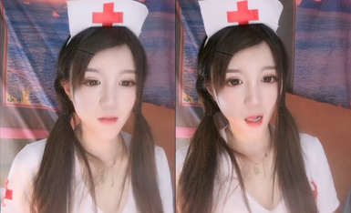 你的护士女友已上线，白丝情趣装露脸颜值高，掏出奶子陪狼友发骚，按摩棒玩着阴蒂道具抽插，撅着屁股看骚穴.