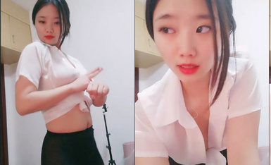 风骚性感新人小姐姐！衬衣黑丝扭腰摆臀！翘起大屁股抖动，多毛骚逼假屌抽插，娇喘呻吟极度诱惑