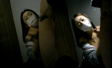 公司厕所偷拍 美女下属脱了文胸让领导玩奶，一边给领导吹箫打飞机