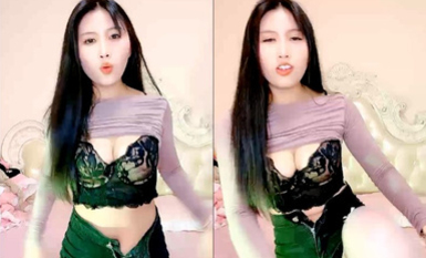 性感美女骚货！吊带黑白丝袜！讲故事被姐夫操，骚话不断狂扣穴，从下往上视角扣弄.