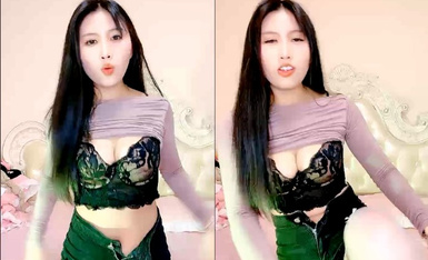 性感美女骚货！吊带黑白丝袜！讲故事被姐夫操，骚话不断狂扣穴，从下往上视角扣弄.