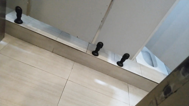 電影院女廁蹲守模樣清純眼鏡小美女 紅嫩的桃核型微毛穴還沒撬開