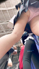 大神尾隨偷拍美女裙底風光 JK短裙學妹雙馬尾性感粉色騷內大露毛