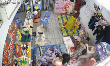 私房最新流出2023 黑客破解攝像頭偷拍 多場合家庭宿舍廁所更衣洗澡 (3)