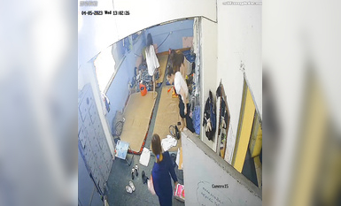 私房最新流出2023 黑客破解攝像頭偷拍 多場合家庭宿舍廁所更衣洗澡 (11)