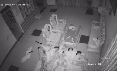 2023最新流出黑客 破解家庭攝像頭偷拍啪啪合集 小哥站著無套搞媳婦逼逼精液流了一地 (2)