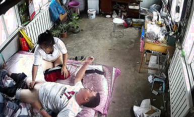 監控破解偷拍中年夫妻睡午覺趁著孩子不在家趕緊的來一炮