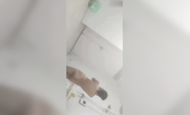 男扮女裝到女浴室偷拍女生洗澡,群主已經被抓,絕版資源,以後沒有了