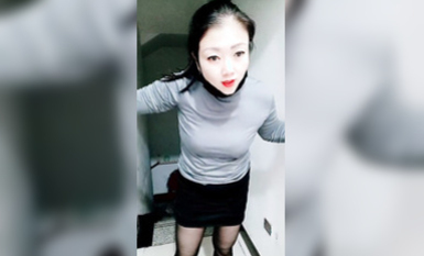 劇情演繹要命的嫂子樓道里勾引要飯的傻子，揉奶玩逼口交大雞巴，讓傻子舔逼揉奶爆草，無套抽插內射中出刺激