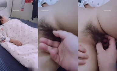 真實缺德兒操媽媽，媽媽萬般拒絕卻淫水直流，突然被敲門嚇尿