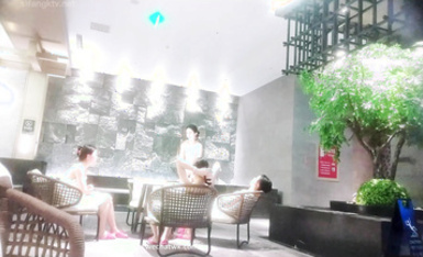 澡堂子內部員工偷拍 多位年輕的少婦洗澡 洗累了休息一下原檔流出 (2)