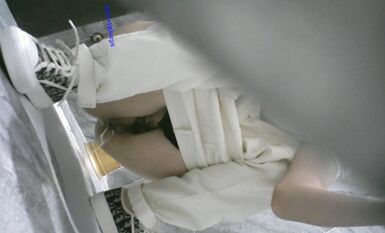 七月最新流出私房大神隔牆有眼 原創廁拍 (4)