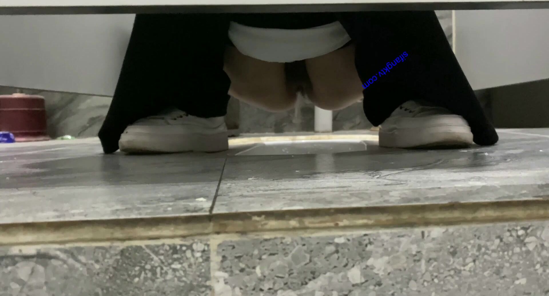 七月最新流出私房大神隔牆有眼 原創廁拍 水晶高跟絕頂女神姍姍來遲2 (3)